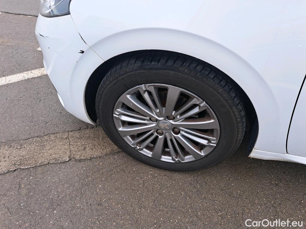  Peugeot  208 PEUGEOT  / 2015 / 5P / berlina con portón 5P Signature 1.2L PureTech 81KW (110CV) (AC) #30