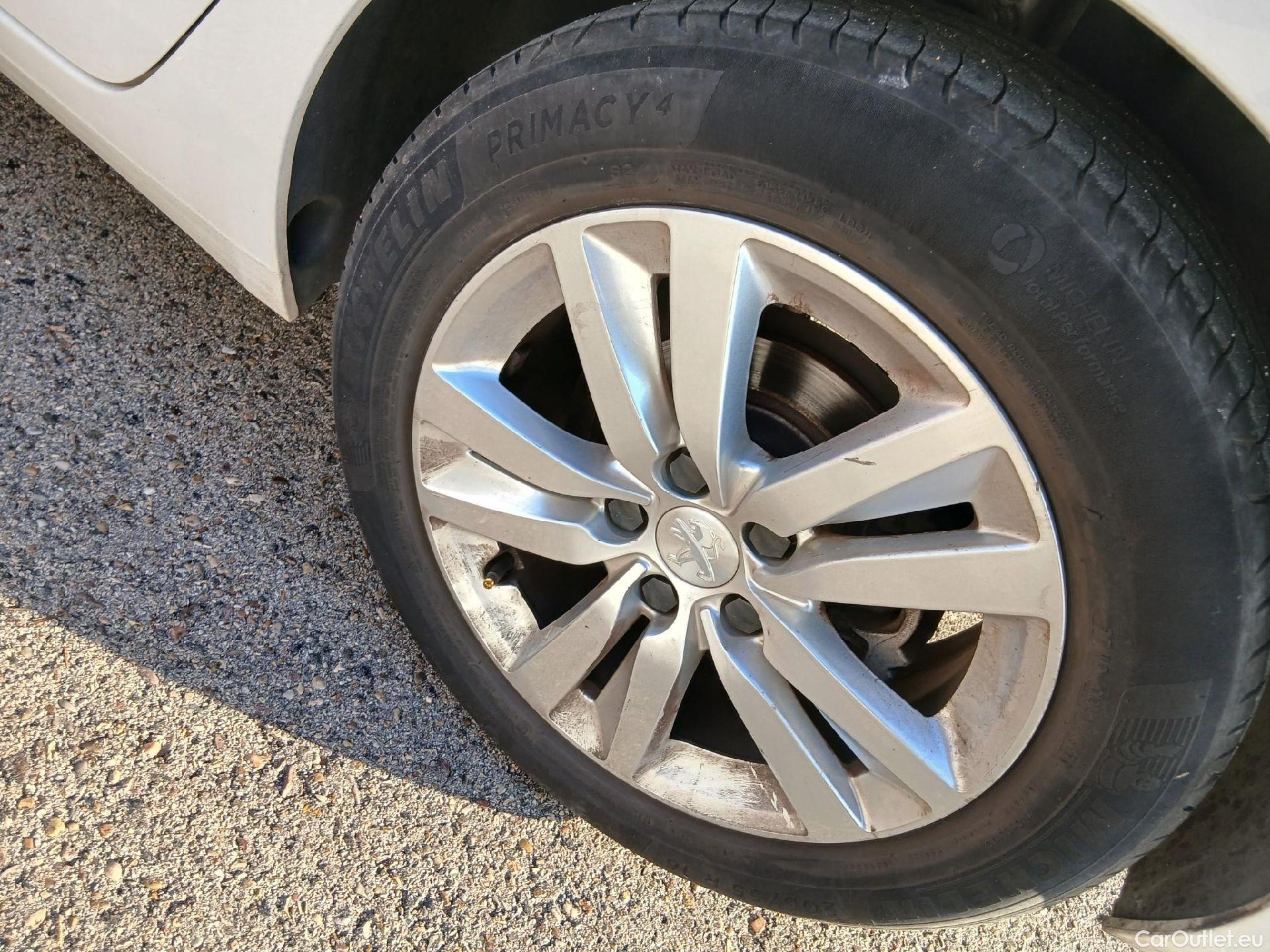  Peugeot  308 PEUGEOT  / 2017 / 5P / berlina con portón 5p Active Pack PureTech 110 S&S (AC) #4