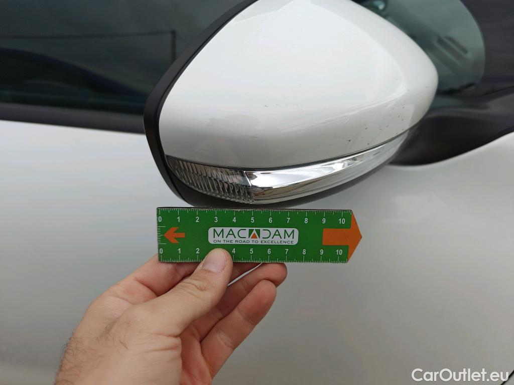  Peugeot  208 PEUGEOT  / 2015 / 5P / berlina con portón 5P Signature 1.2L PureTech 81KW (110CV) #28