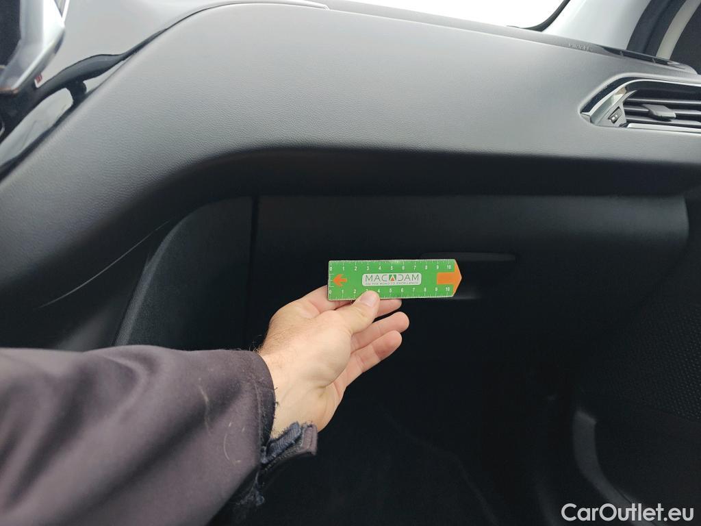  Peugeot  208 PEUGEOT  / 2015 / 5P / berlina con portón 5P Signature 1.2L PureTech 81KW (110CV) #17