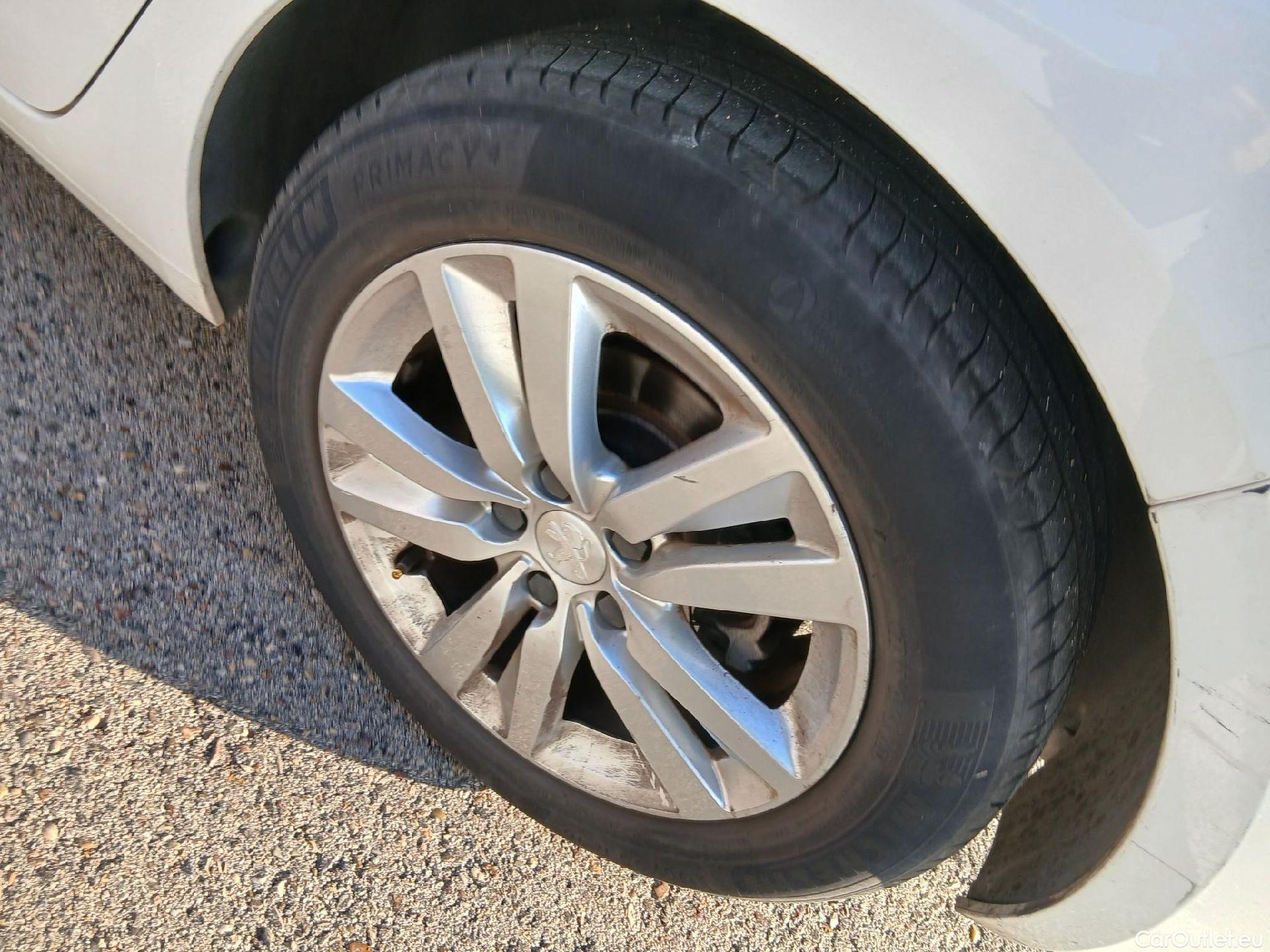  Peugeot  308 PEUGEOT  / 2017 / 5P / berlina con portón 5p Active Pack PureTech 110 S&S (AC) #5