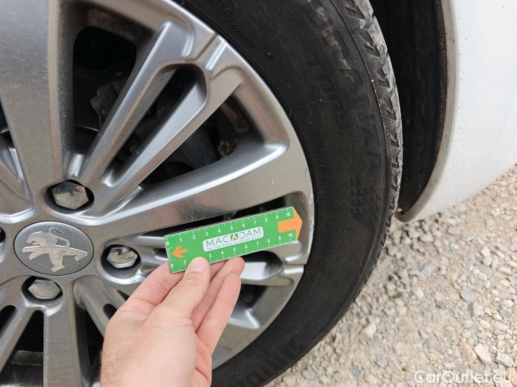  Peugeot  208 PEUGEOT  / 2015 / 5P / berlina con portón 5P Signature 1.2L PureTech 81KW (110CV) #16