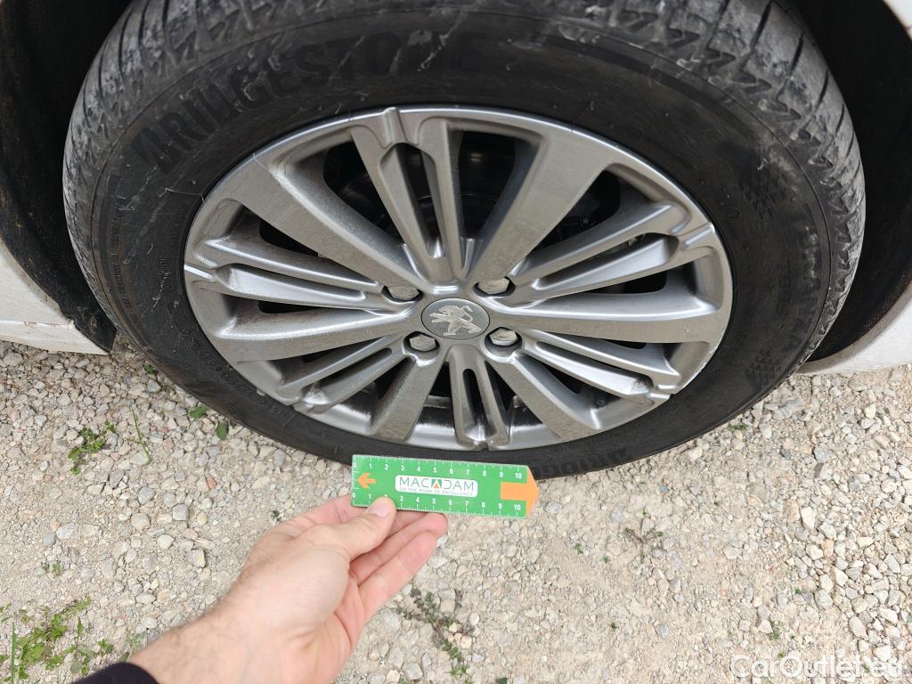  Peugeot  208 PEUGEOT  / 2015 / 5P / berlina con portón 5P Signature 1.2L PureTech 81KW (110CV) #15