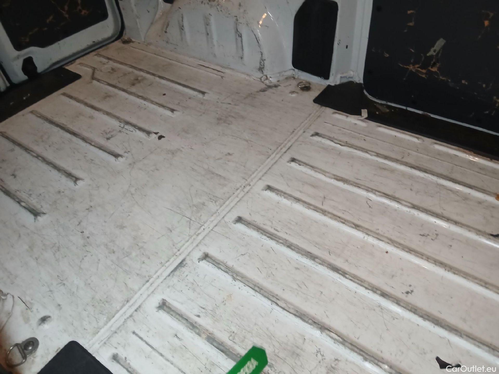  Citroen  Jumpy CITROEN  / 2016 / 4P / furgón Talla M BlueHDi 120 S&S 6v Club (CA) #32