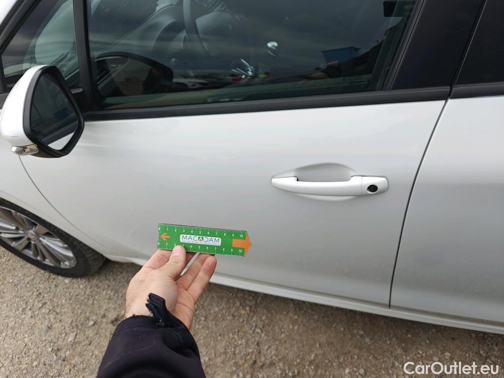  Peugeot  208 PEUGEOT  / 2015 / 5P / berlina con portón 5P Signature 1.2L PureTech 81KW (110CV) #23