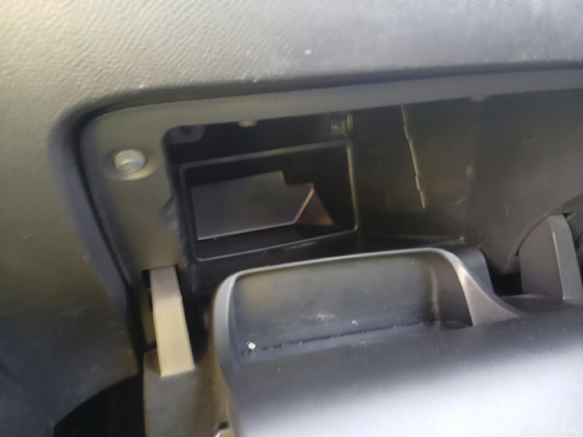  Peugeot  208 PEUGEOT  / 2019 / 5P / berlina con portón PureTech 73kW (100CV) Active Pack #78