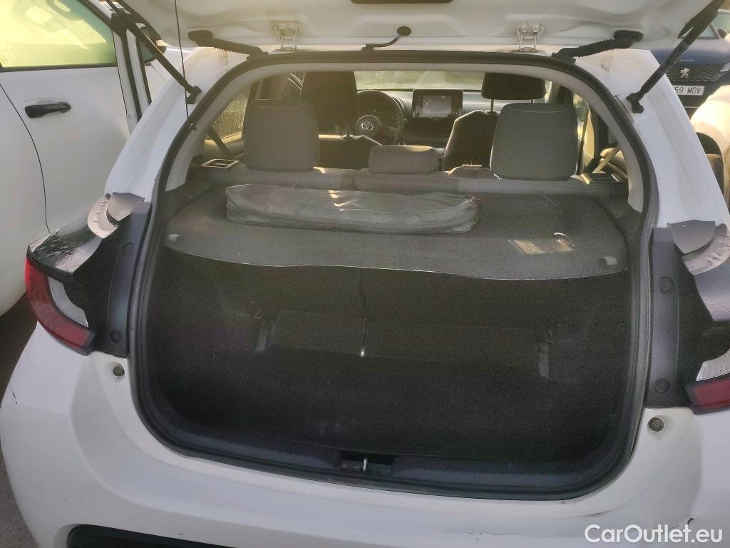  Toyota  Yaris TOYOTA  / 2020 / 5P / berlina con portón 1.5 120H Business Plus #1