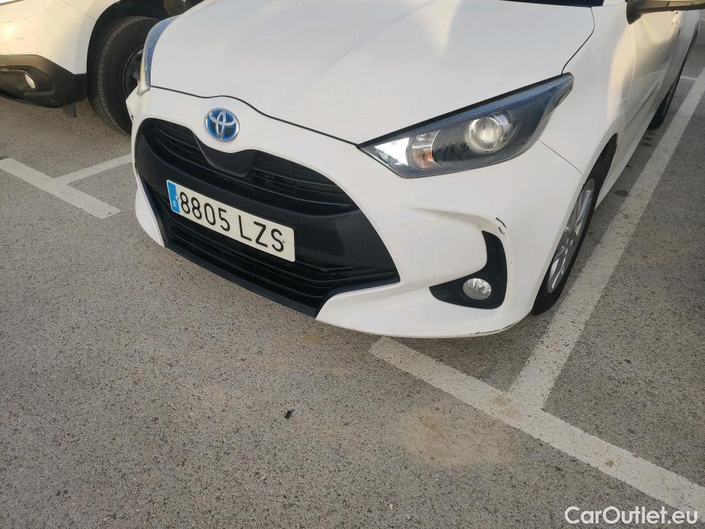  Toyota  Yaris TOYOTA  / 2020 / 5P / berlina con portón 1.5 120H Business Plus #33
