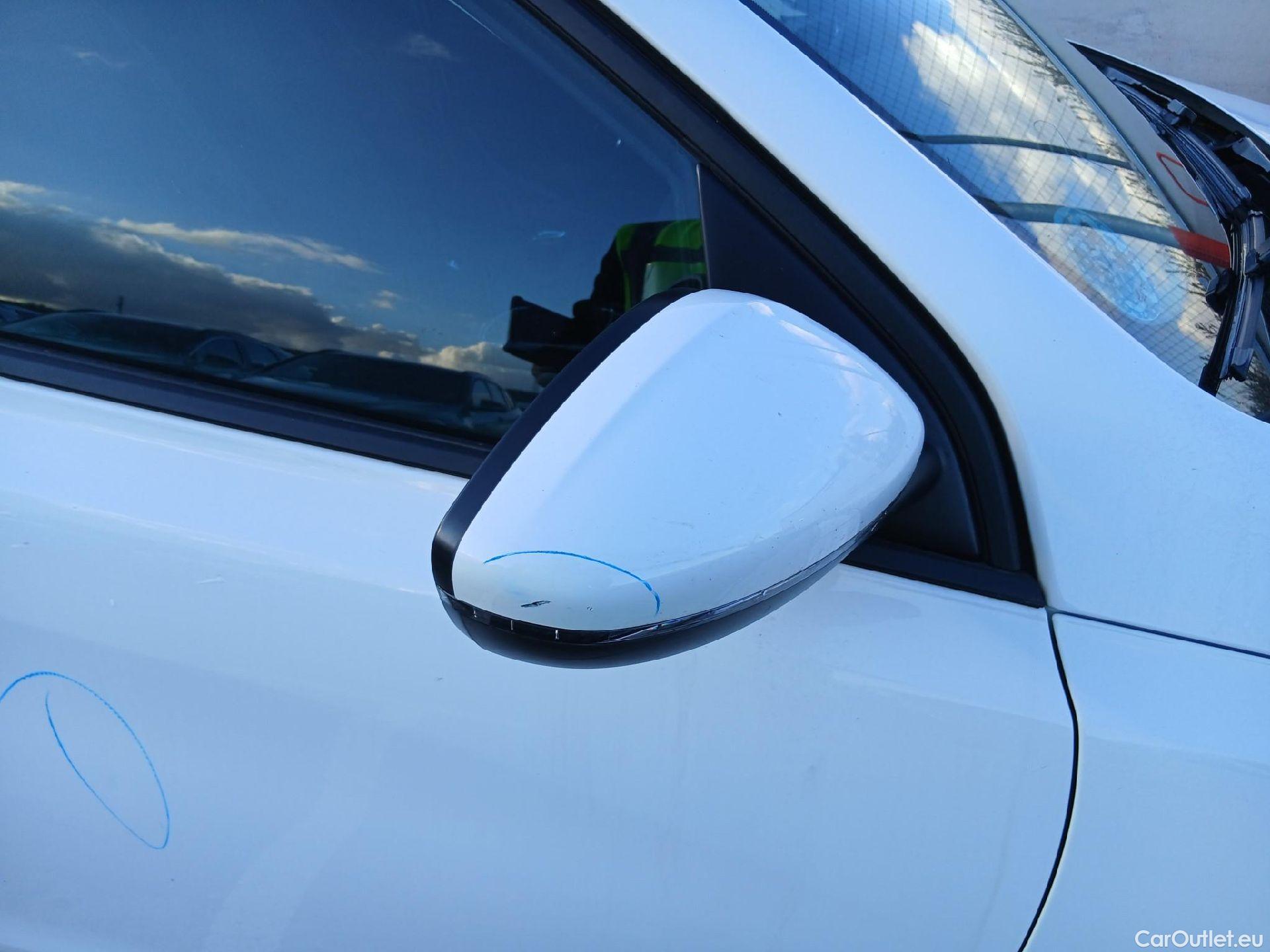  Peugeot  308 PEUGEOT  / 2017 / 5P / berlina con portón 5p Active Pack PureTech 110 S&S (AC) #38