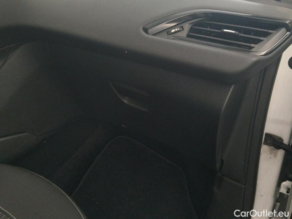  Peugeot  208 PEUGEOT  / 2015 / 5P / berlina con portón 5P ACTIVE BlueHDi 73kW (100CV) #4