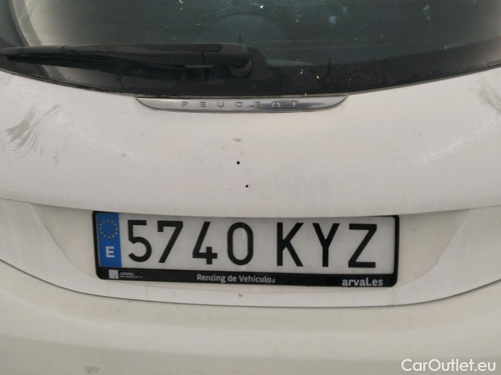  Peugeot  208 PEUGEOT  / 2015 / 5P / berlina con portón 5P ACTIVE BlueHDi 73kW (100CV) #23