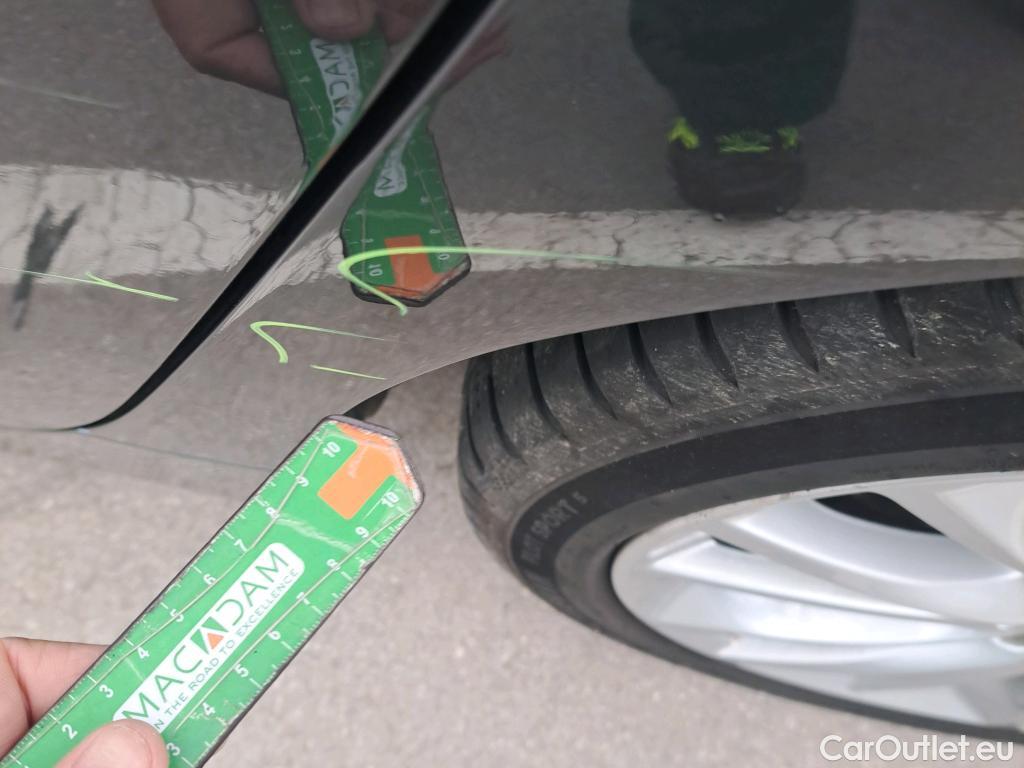  Bmw  Serie 1 BMW  / 2019 / 5P / berlina con portón 118i #4