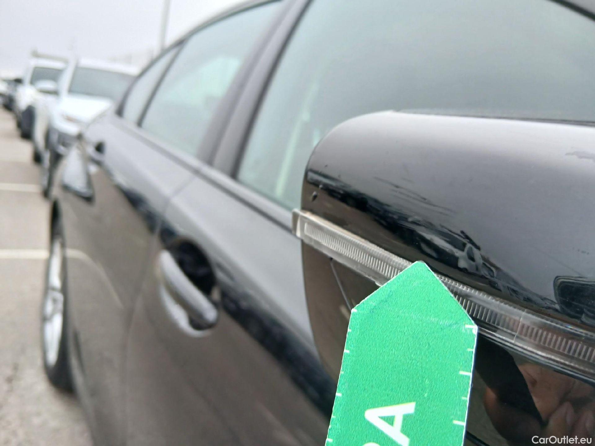  Bmw  Serie 3 BMW  / 2018 / 4P / sedán 318d Auto. #28