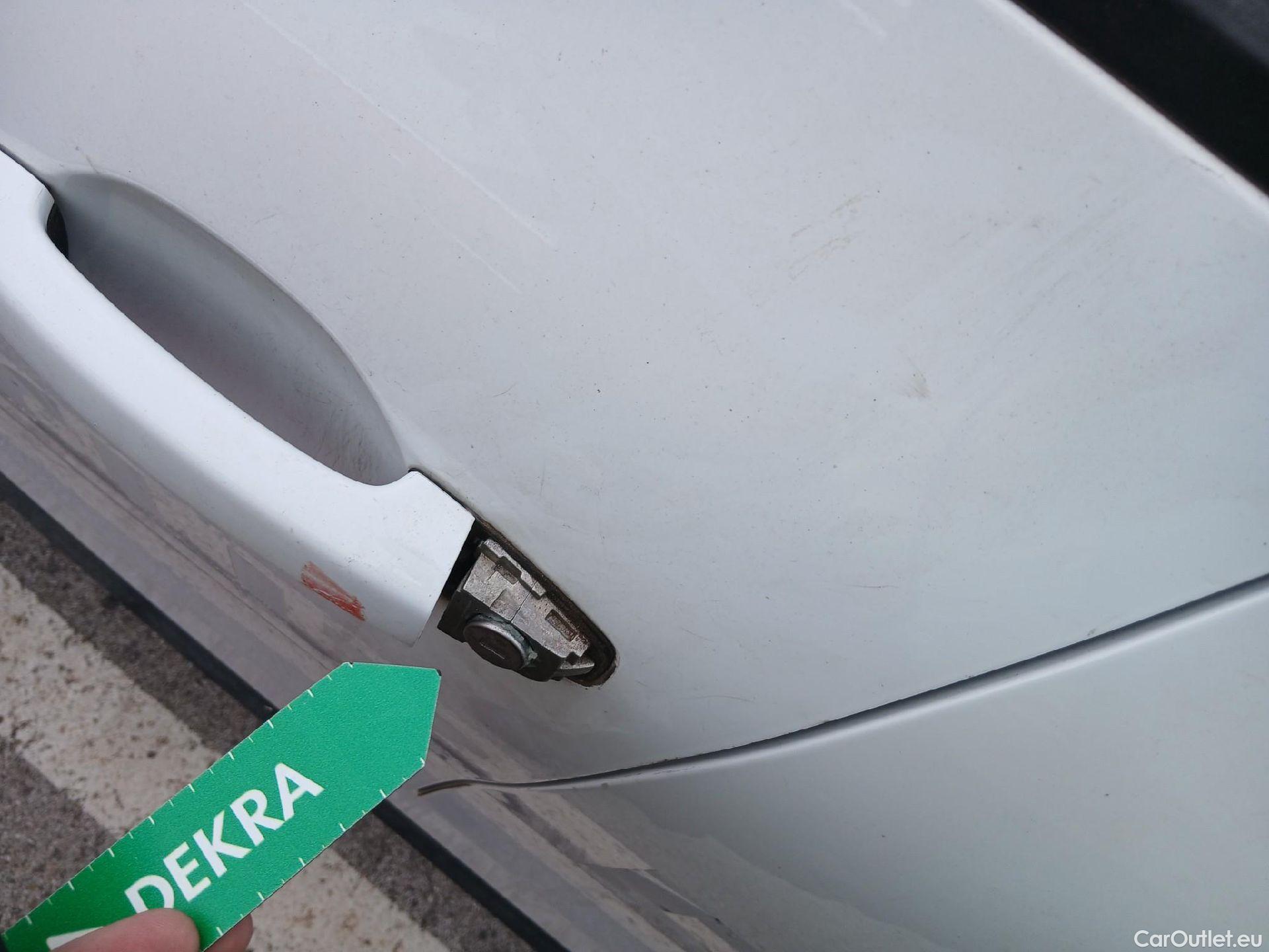  Renault  Clio RENAULT  / 2019 / 5P / berlina con portón Business TCe 74 kW (100CV) GLP #25