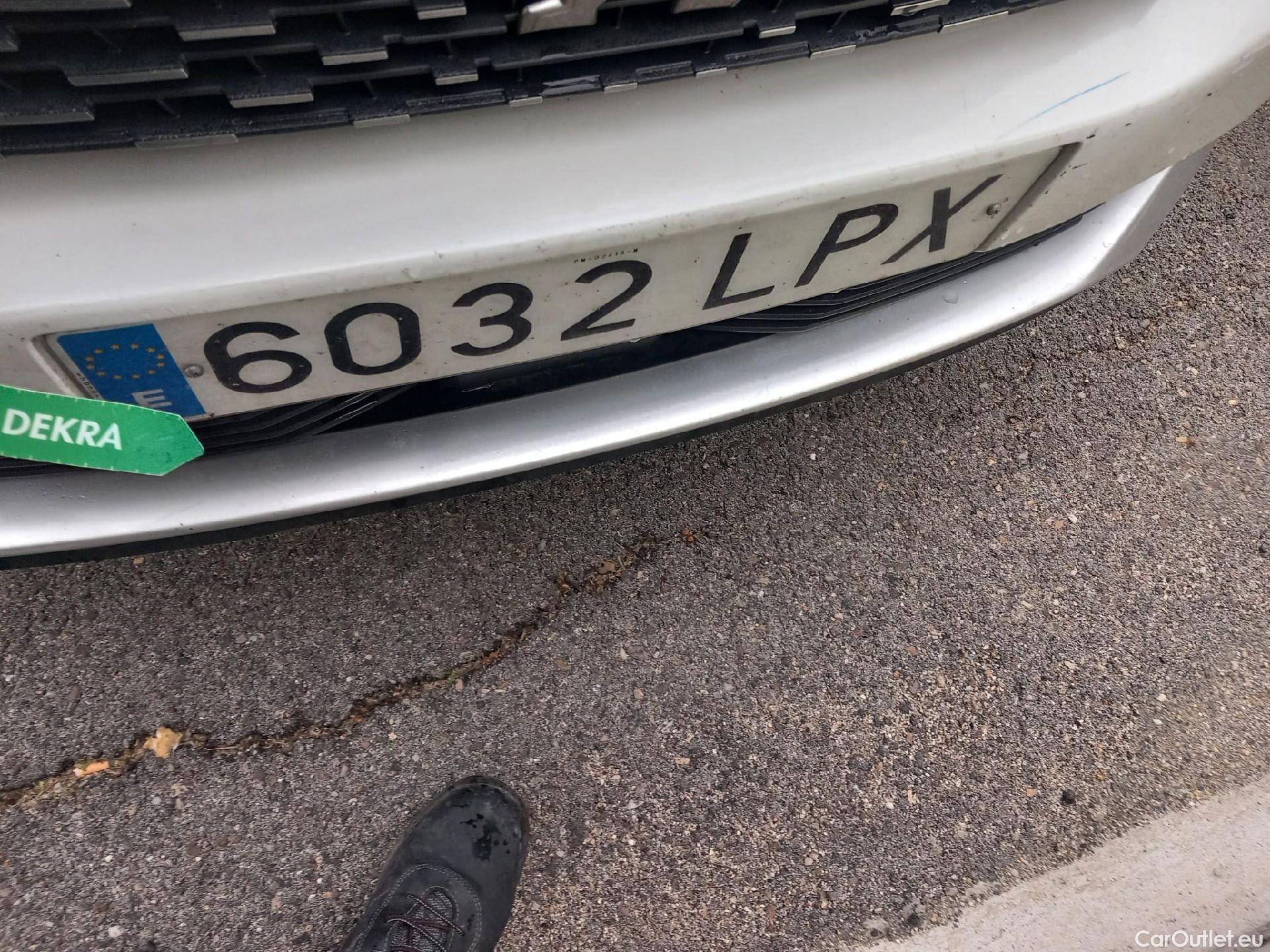  Peugeot  5008 PEUGEOT  / 2020 / 5P / todoterreno 1.2 PureTech 96KW S&S Active Pack EAT8 #6