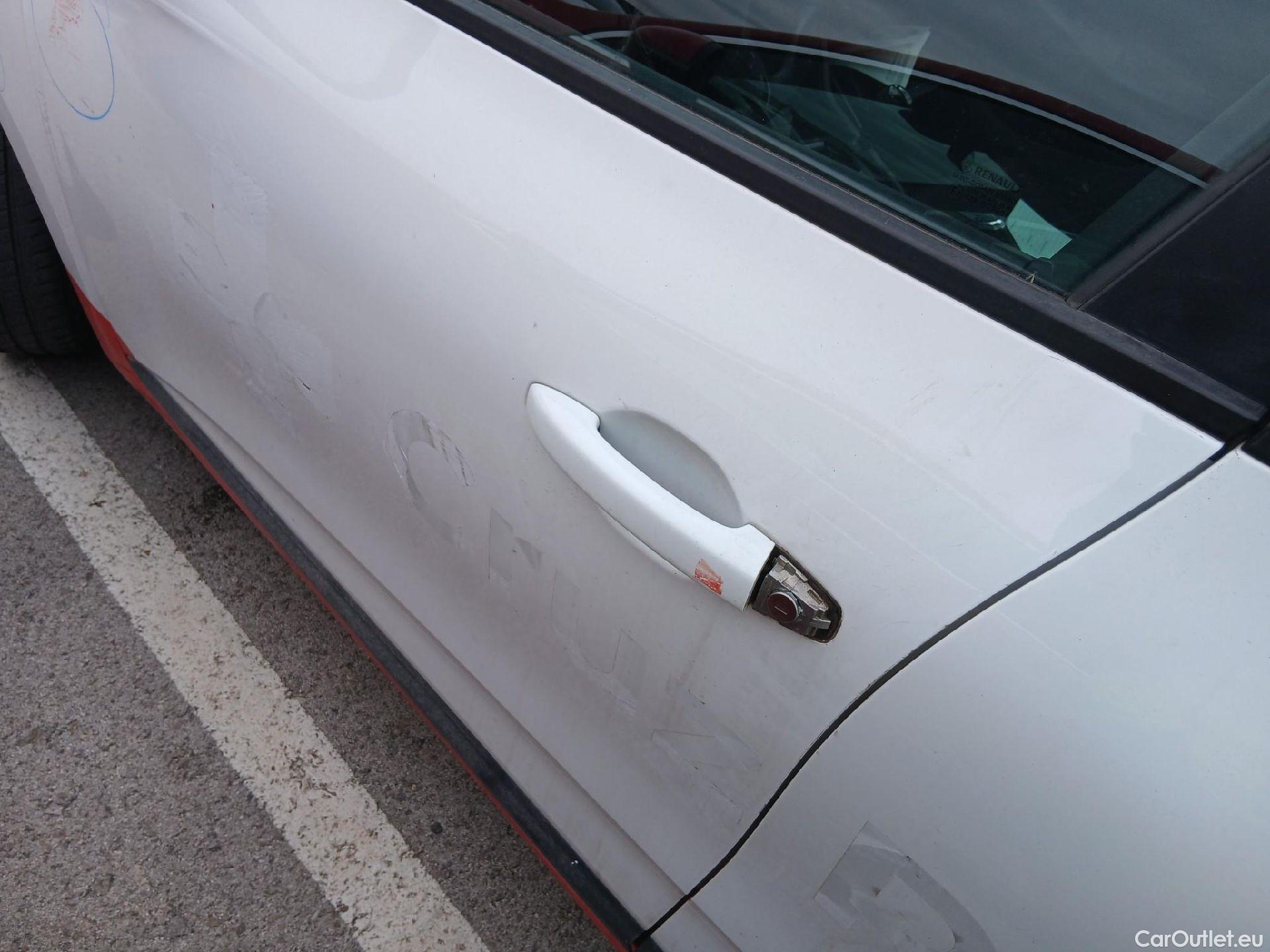  Renault  Clio RENAULT  / 2019 / 5P / berlina con portón Business TCe 74 kW (100CV) GLP #24