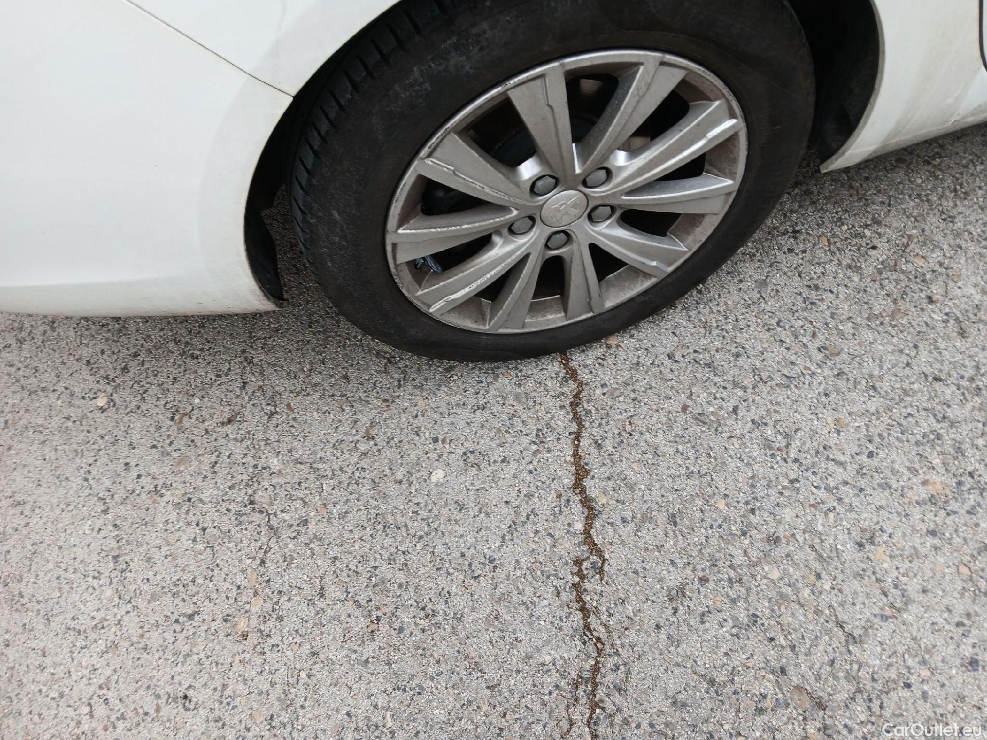  Peugeot  308 PEUGEOT  / 2017 / 5P / familiar SW Style 1.5 BlueHDi 96KW (130CV) Auto #6