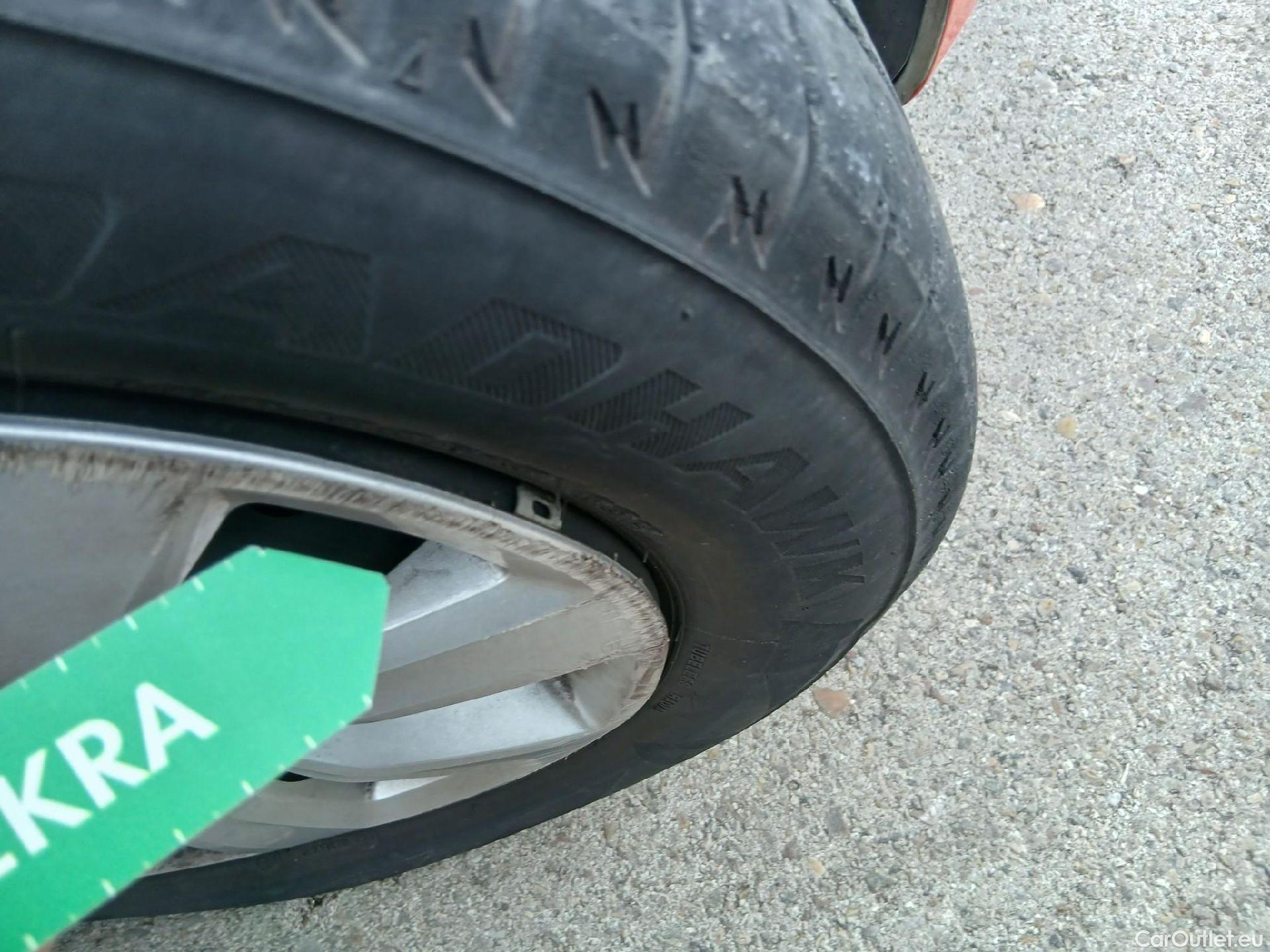  Renault  Clio RENAULT  / 2019 / 5P / berlina con portón Business TCe 74 kW (100CV) GLP #3