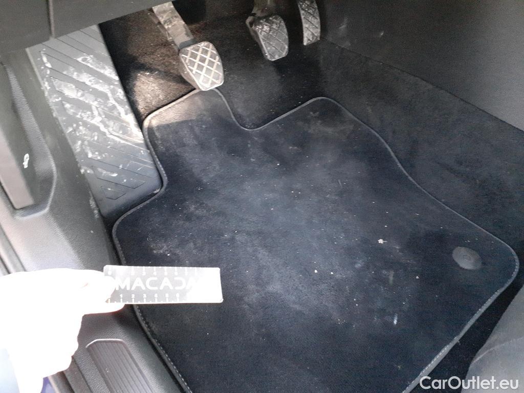  Volkswagen  Golf  VOLKSWAGEN / 2020 / 5P / berlina con portón 2.0 TDI 85kW (115CV) #16