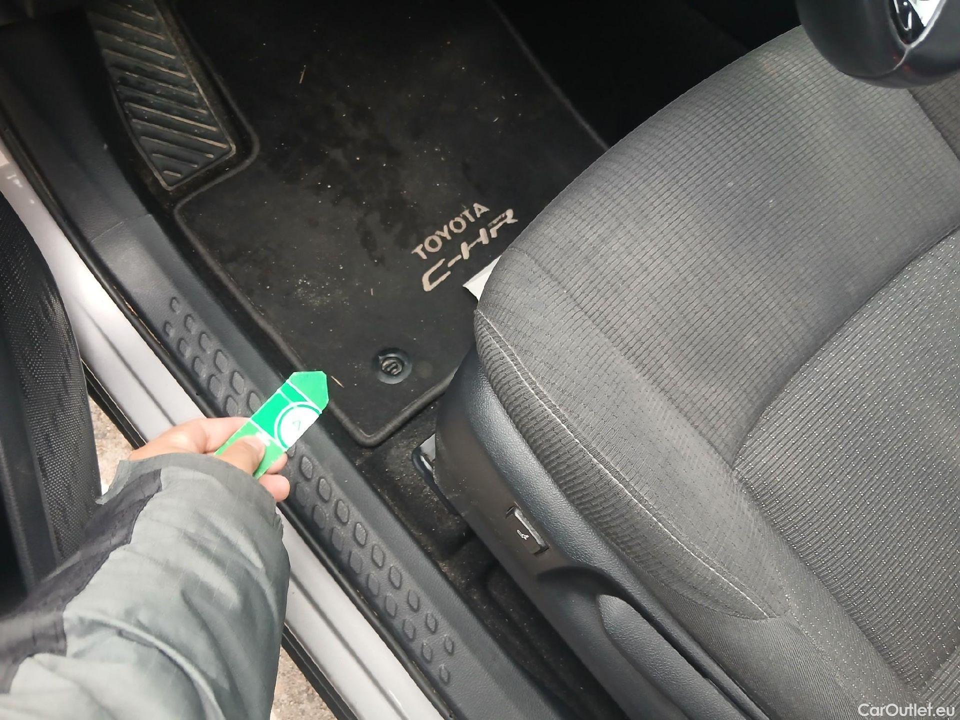  Toyota  C-HR TOYOTA  / 2016 / 5P / todoterreno 1.8 125H Advance (CX) #1