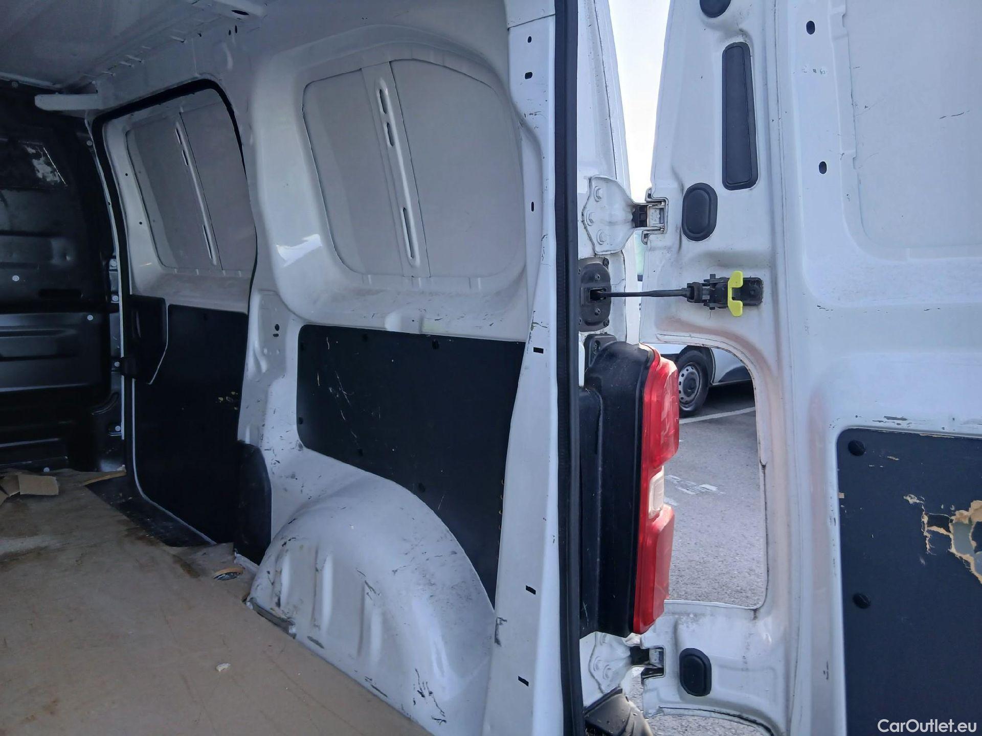  Citroen  Jumpy CITROEN  / 2016 / 4P / furgón D Cab Eco Talla XL BlueHDi 120 Control #29