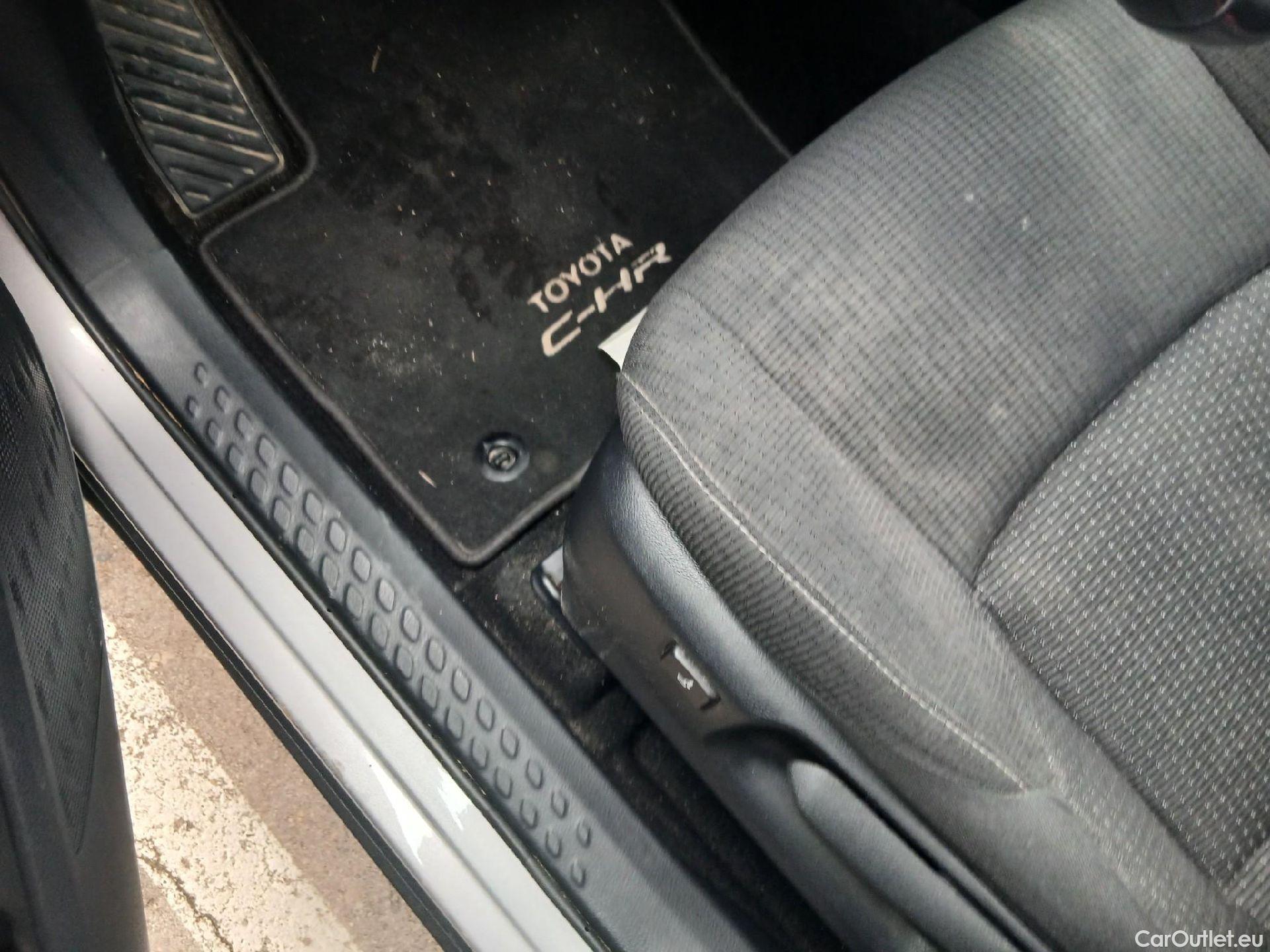  Toyota  C-HR TOYOTA  / 2016 / 5P / todoterreno 1.8 125H Advance (CX) #2