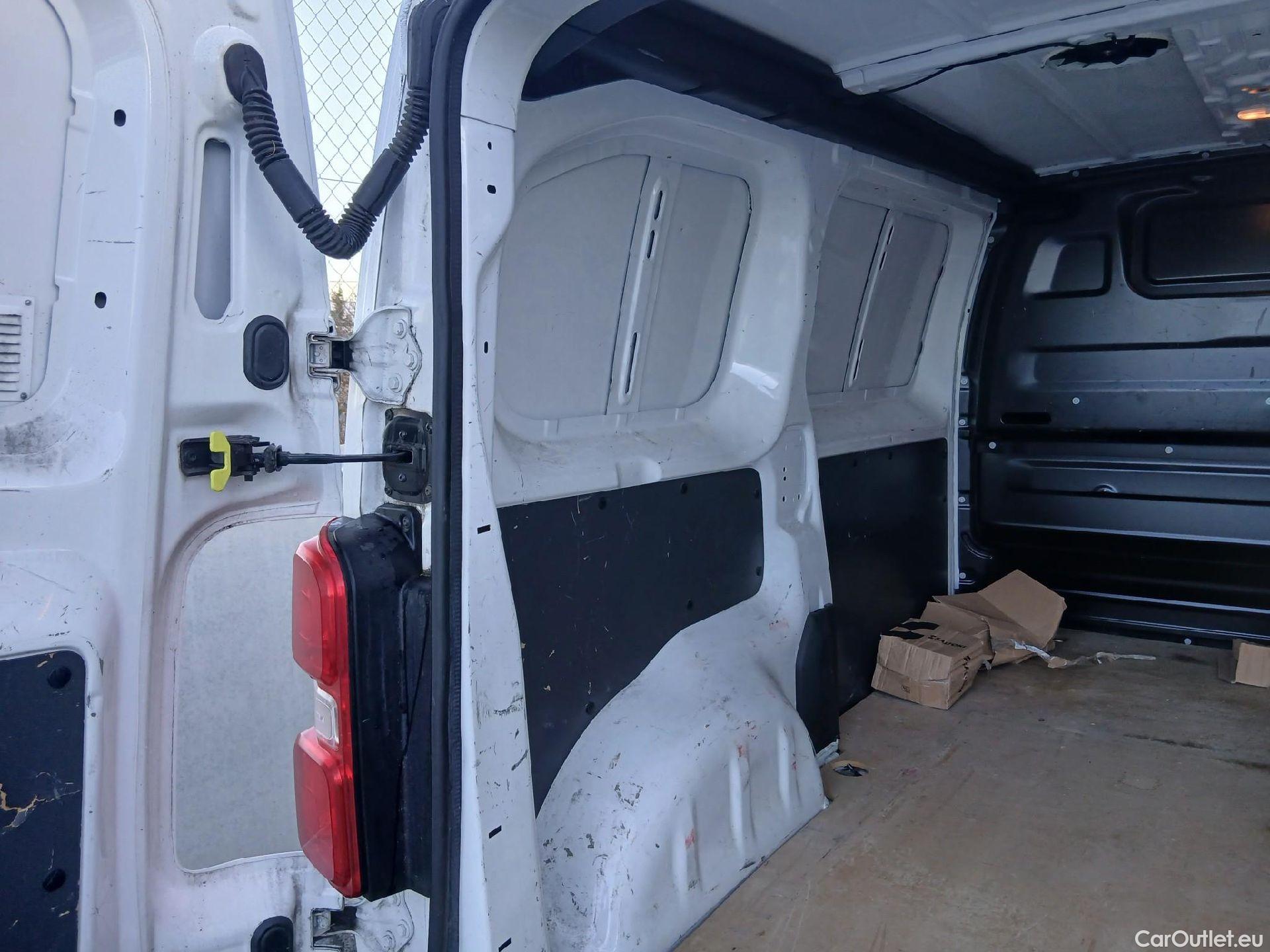  Citroen  Jumpy CITROEN  / 2016 / 4P / furgón D Cab Eco Talla XL BlueHDi 120 Control #28