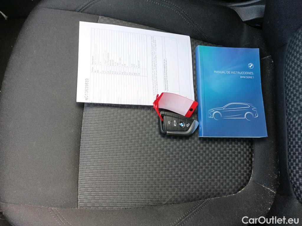  Bmw  Serie 1 BMW  / 2019 / 5P / berlina con portón 118i Corporate Auto. (AC2) #1