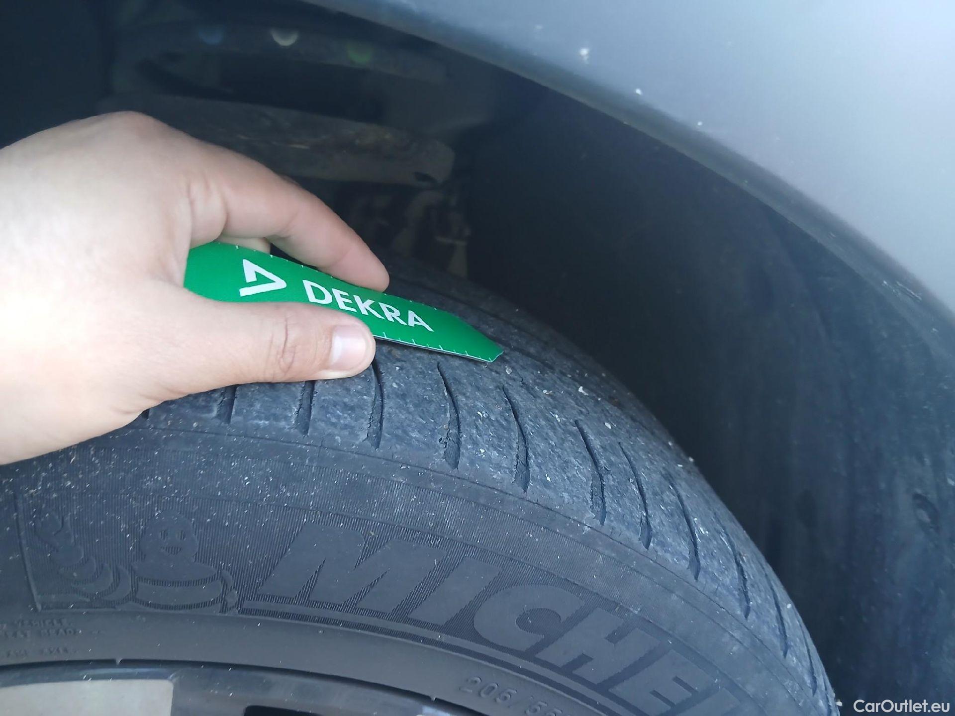  Citroen  C3 CITROEN  / 2016 / 5P / berlina con portón PureTech 60KW (82CV) FEEL (CX) #2