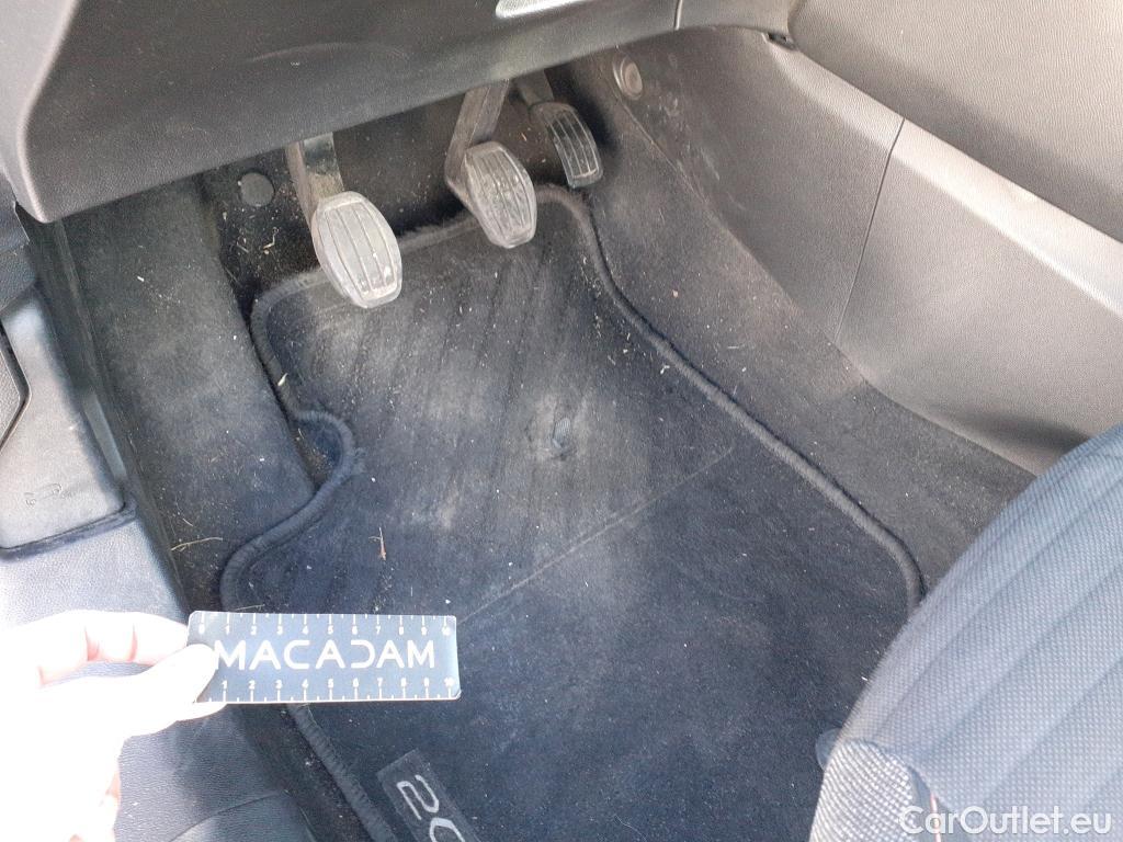  Peugeot  208 PEUGEOT  / 2019 / 5P / berlina con portón BlueHDi 73kW (100CV) Active Pack (AC) #32