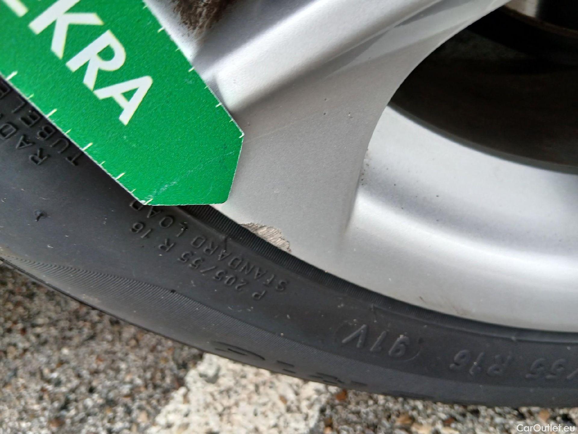  Toyota  Corolla TOYOTA  / 2019 / 5P / familiar 1.8 125H ACTIVE TECH E-CVT TOU SPORT #24