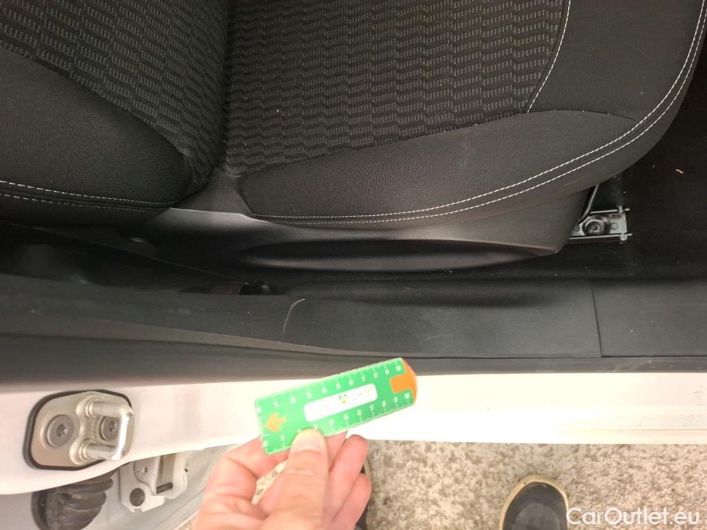  Peugeot  208  Active 1.6 HDi 75CV BVM5 E6 #10