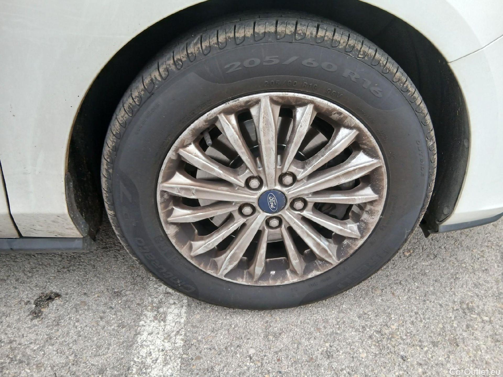  Ford  Focus FORD  / 2018 / 5P / familiar 2.0 Ecoblue 110kW Titanium Auto Sportbr. #27