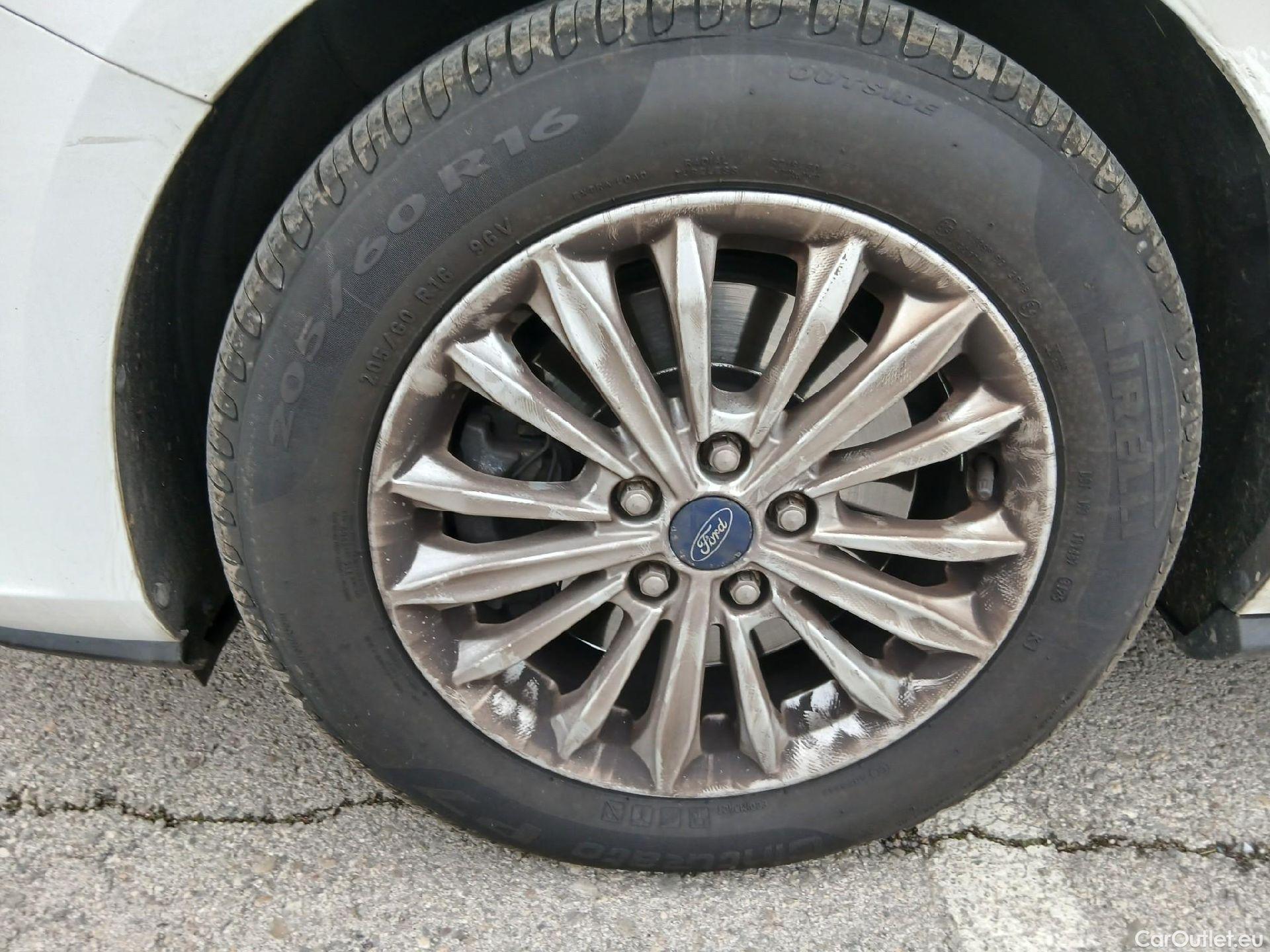  Ford  Focus FORD  / 2018 / 5P / familiar 2.0 Ecoblue 110kW Titanium Auto Sportbr. #4