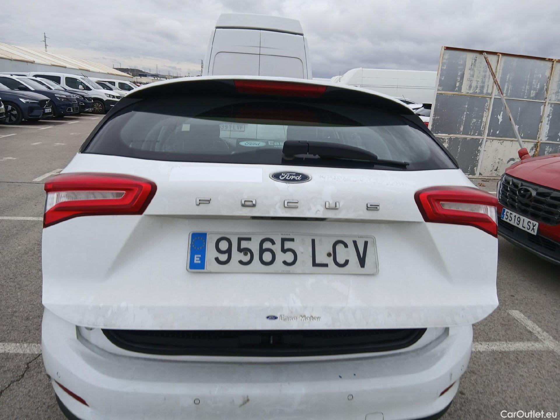  Ford  Focus FORD  / 2018 / 5P / familiar 2.0 Ecoblue 110kW Titanium Auto Sportbr. #17