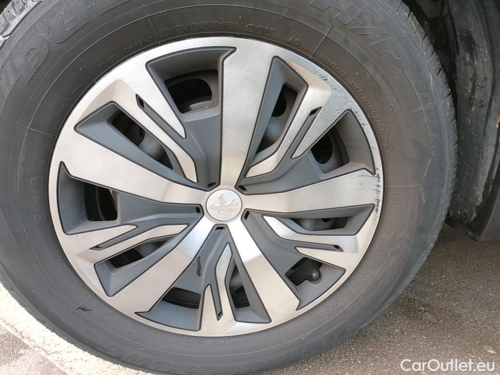  Peugeot  2008 PEUGEOT  / 2019 / 5P / todoterreno Active Puretech 100 S&S BVM6 #10