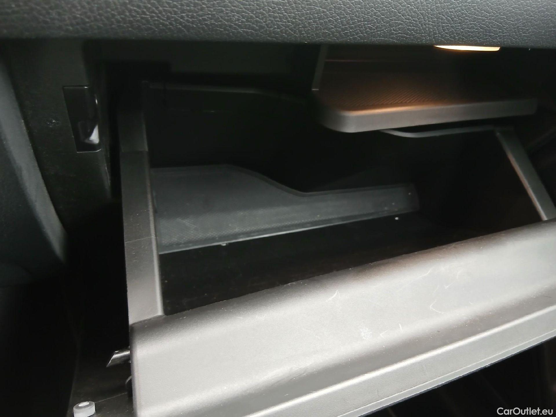  Mercedes  GLA MERCEDES-BENZ  / 2020 / 5P / todoterreno  200 D #2