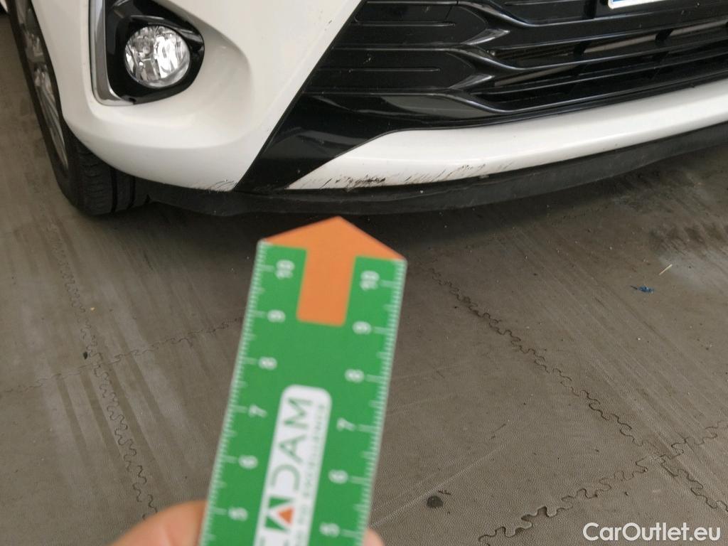  Toyota  Yaris TOYOTA  / 2017 / 5P / berlina con portón 1.5 100H Active #2