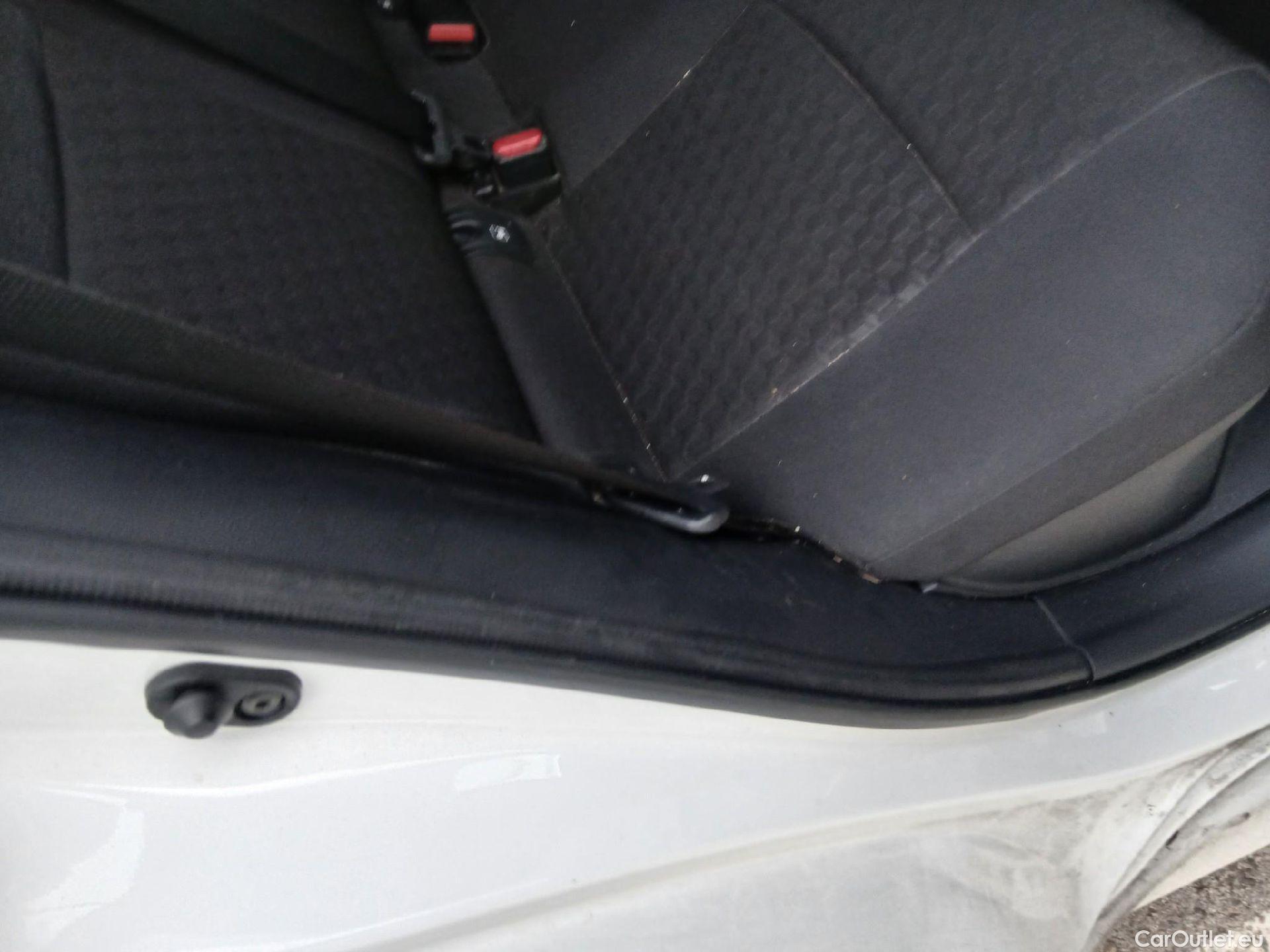  Toyota  Yaris TOYOTA  / 2020 / 5P / berlina con portón 1.5 120H Business Plus #22