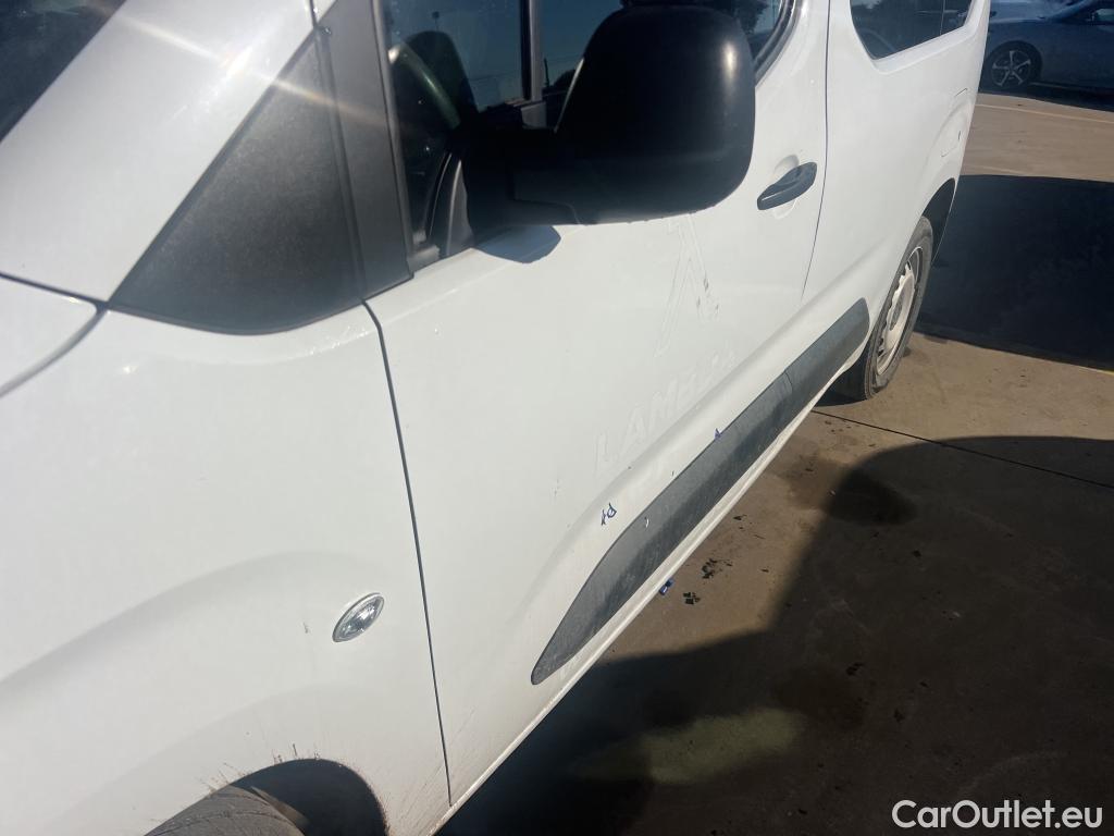  Citroen  Berlingo CITROEN  / 2018 / 4P / combi Talla M BlueHDi 100 S&S LIVE (AC) #23