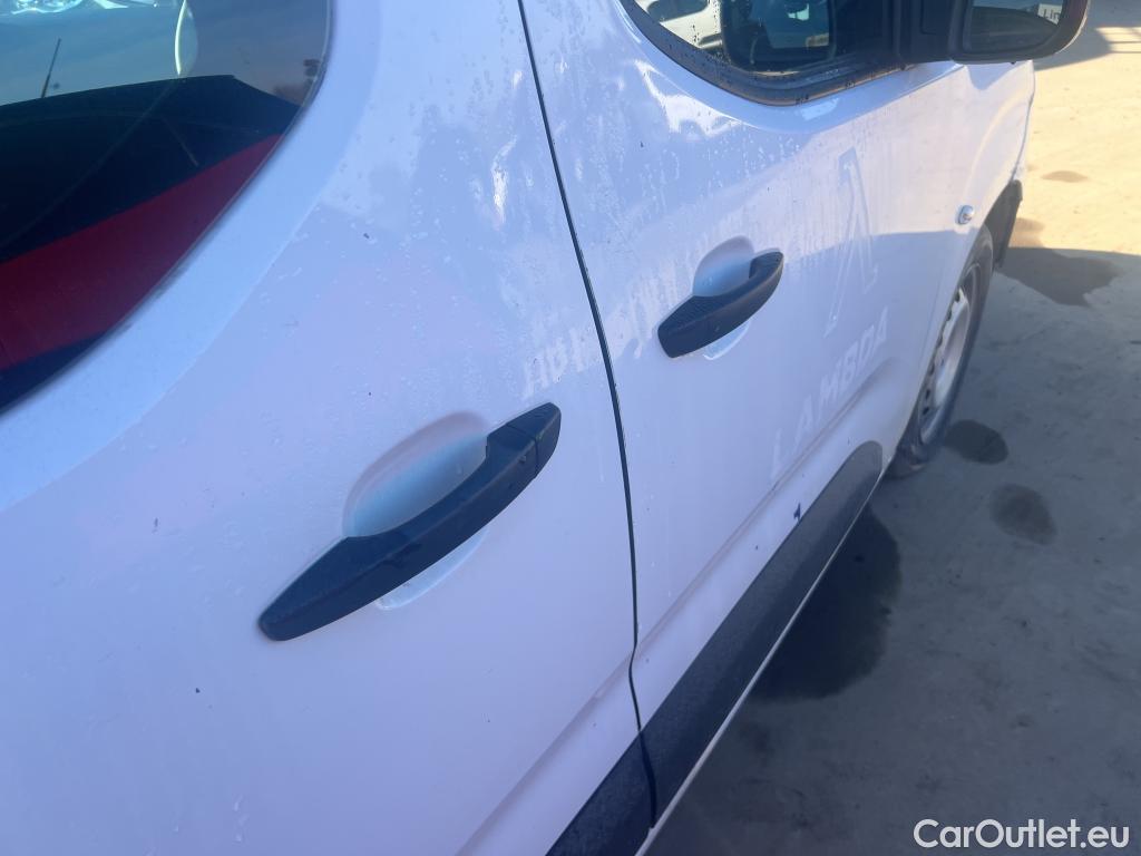  Citroen  Berlingo CITROEN  / 2018 / 4P / combi Talla M BlueHDi 100 S&S LIVE (AC) #28