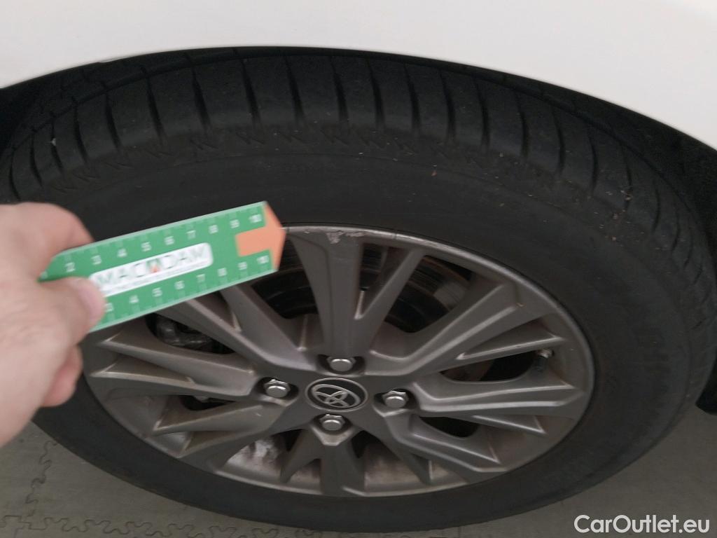  Toyota  Yaris TOYOTA  / 2017 / 5P / berlina con portón 1.5 100H Active #16