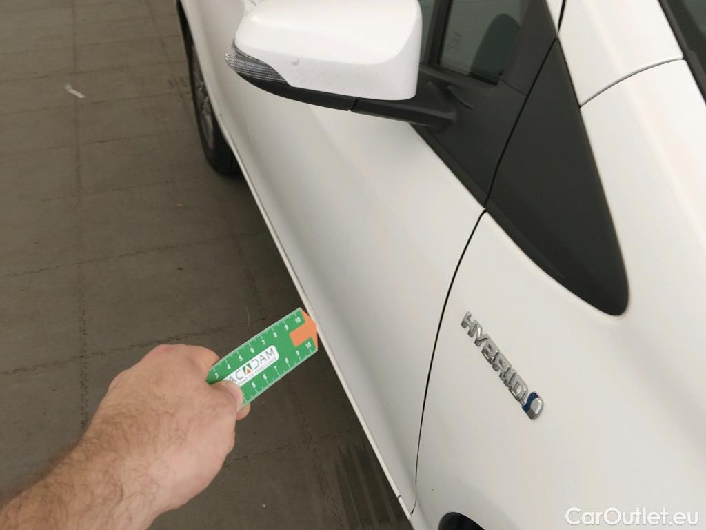  Toyota  Yaris TOYOTA  / 2017 / 5P / berlina con portón 1.5 100H Active #4