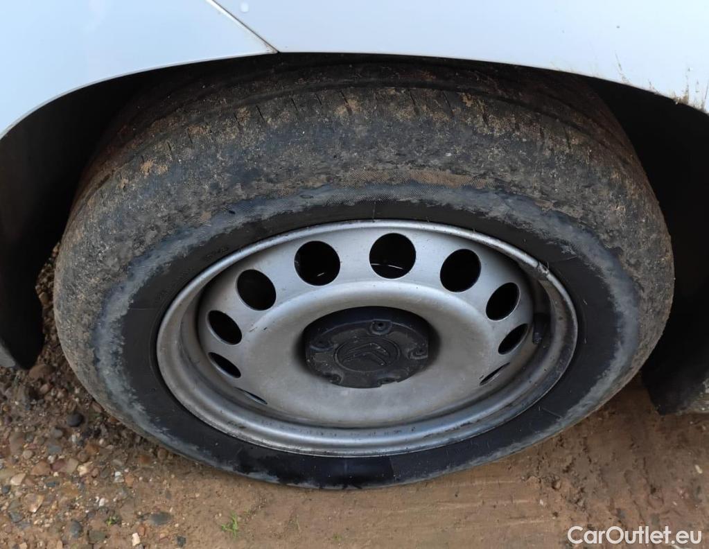  Citroen  Berlingo CITROEN  / 2018 / 4P / combi Talla M BlueHDi 100 S&S LIVE (AC) #43