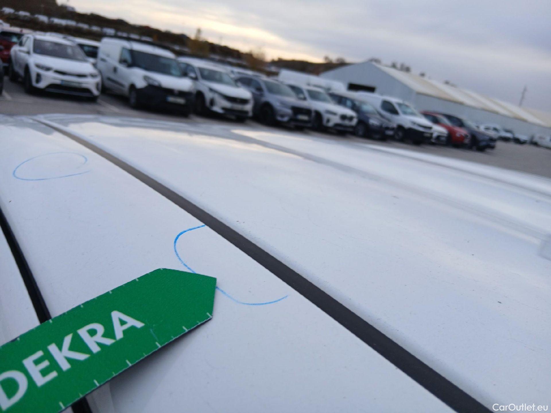  Toyota  Yaris TOYOTA  / 2020 / 5P / berlina con portón 1.5 120H Business Plus #10