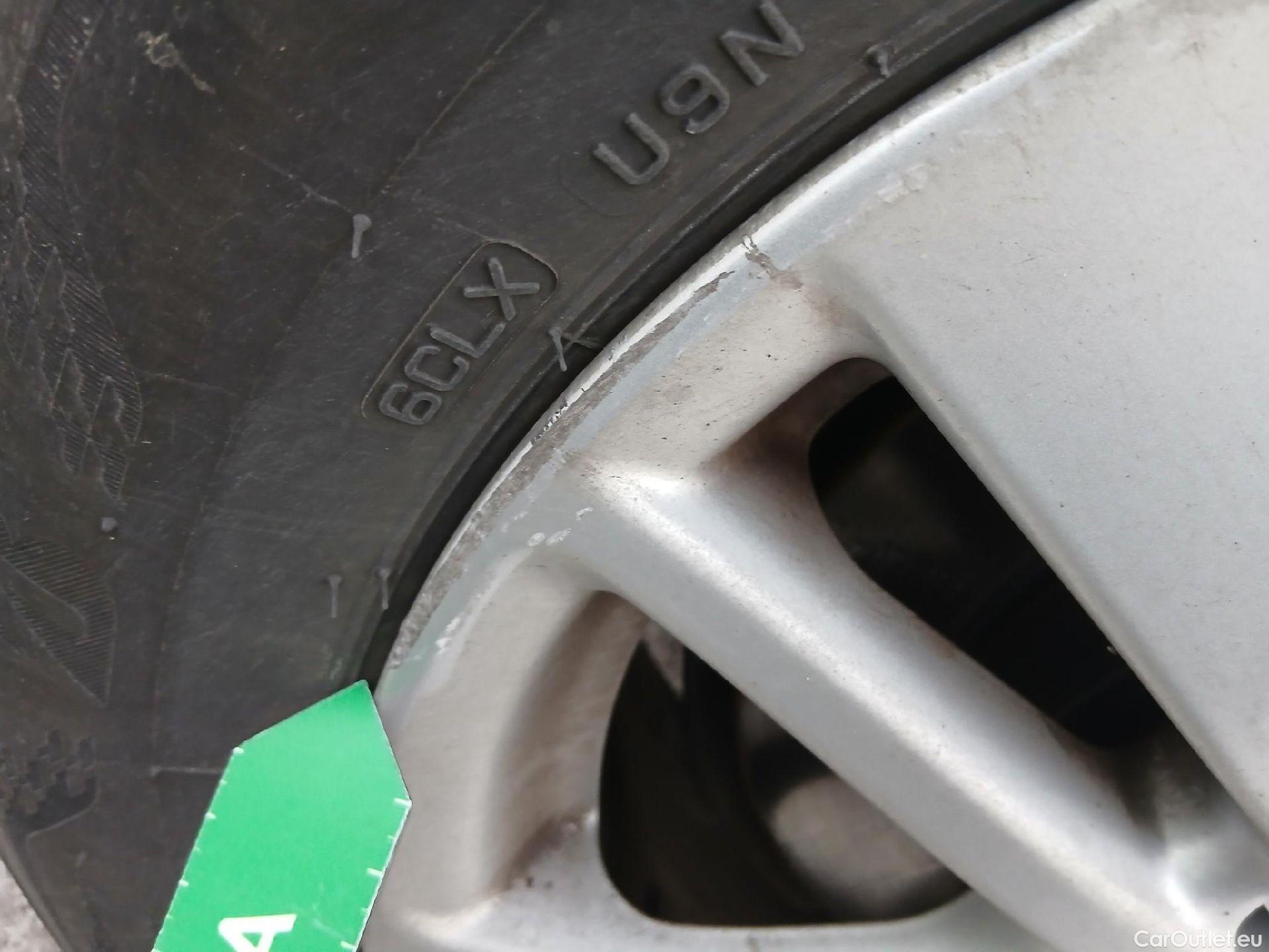  Toyota  Yaris TOYOTA  / 2020 / 5P / berlina con portón 1.5 120H Business Plus #16