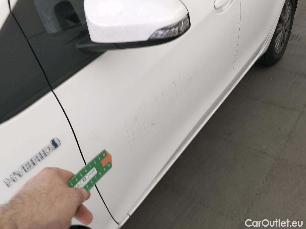  Toyota  Yaris TOYOTA  / 2017 / 5P / berlina con portón 1.5 100H Active #3