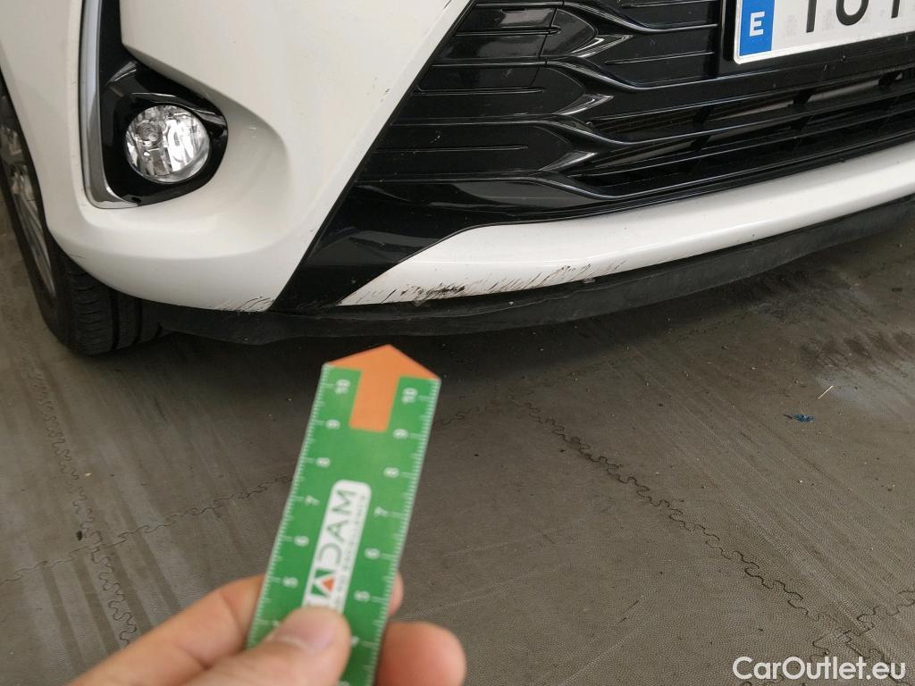  Toyota  Yaris TOYOTA  / 2017 / 5P / berlina con portón 1.5 100H Active #12