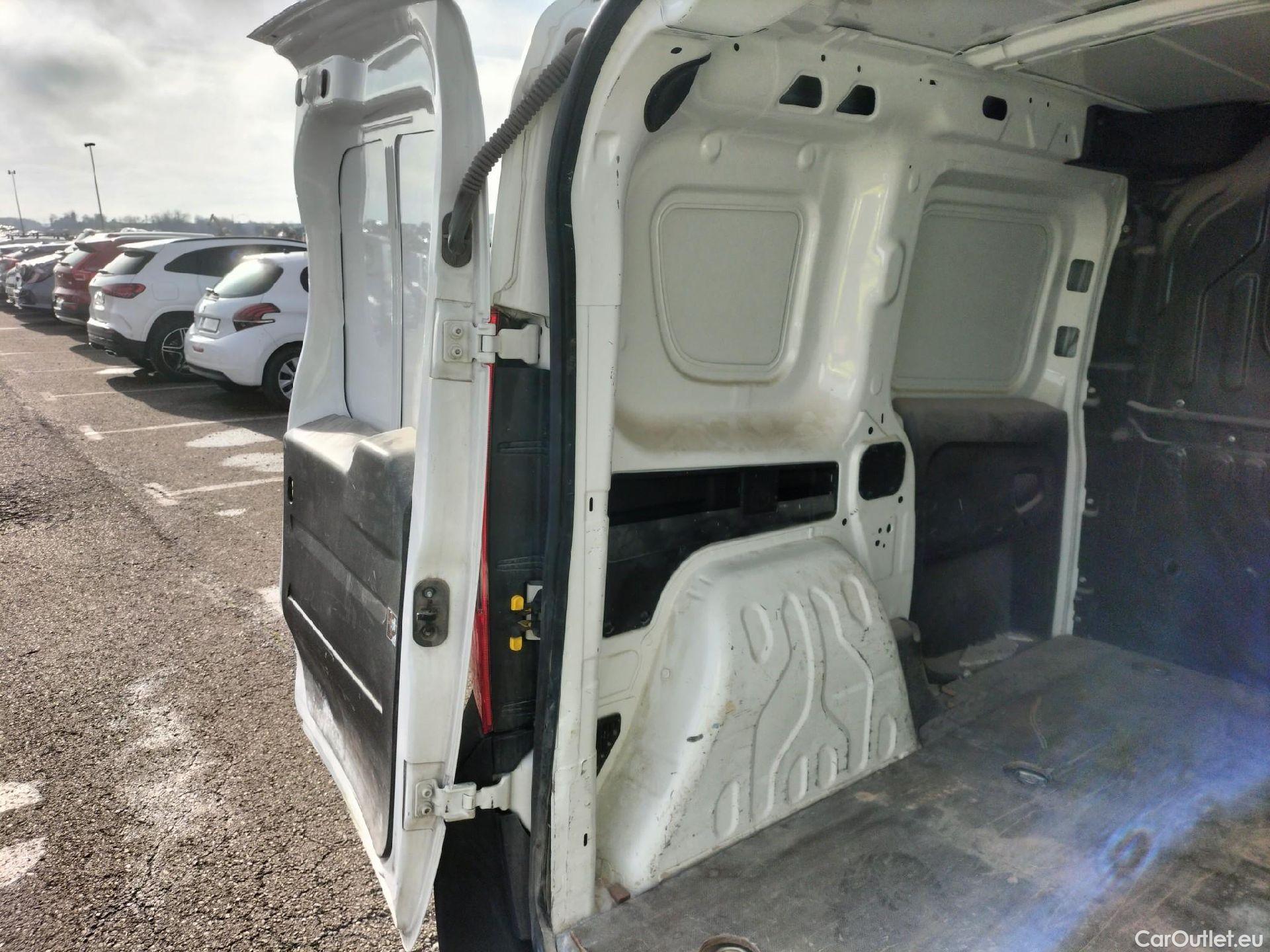  Fiat  Doblo FIAT Doblò Cargo/2015/3P/furgón derivado de turismo Cargo Base 1.3 Multijet 70kW (95CV) #20