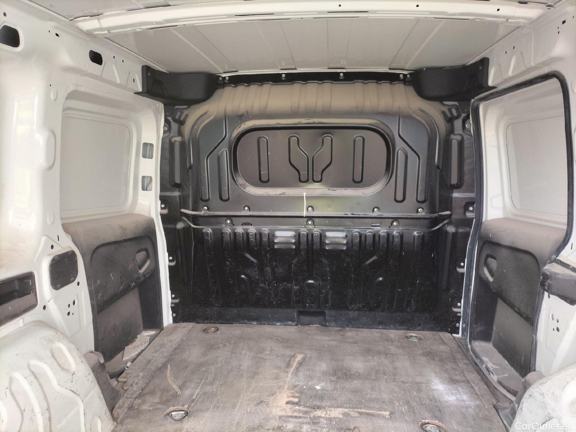  Fiat  Doblo FIAT Doblò Cargo/2015/3P/furgón derivado de turismo Cargo Base 1.3 Multijet 70kW (95CV) #22